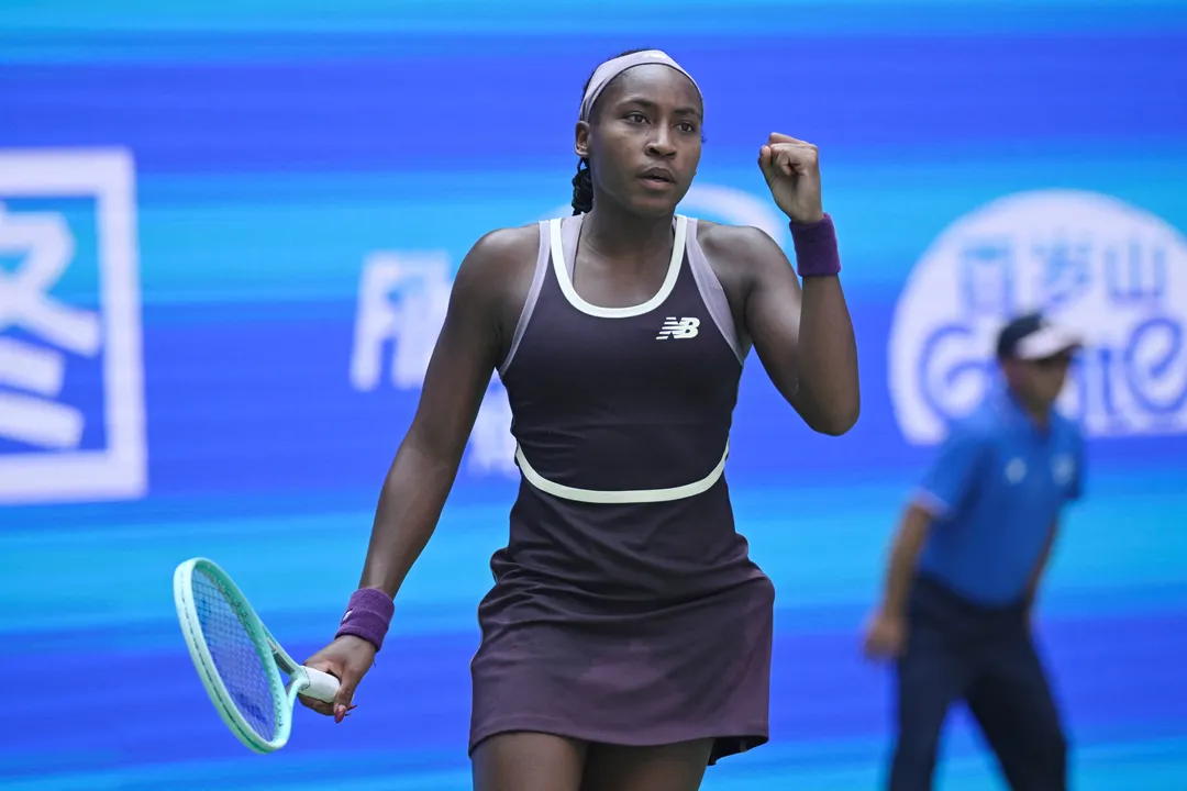 A americana Coco Gauff celebra a classificação em Wuhan