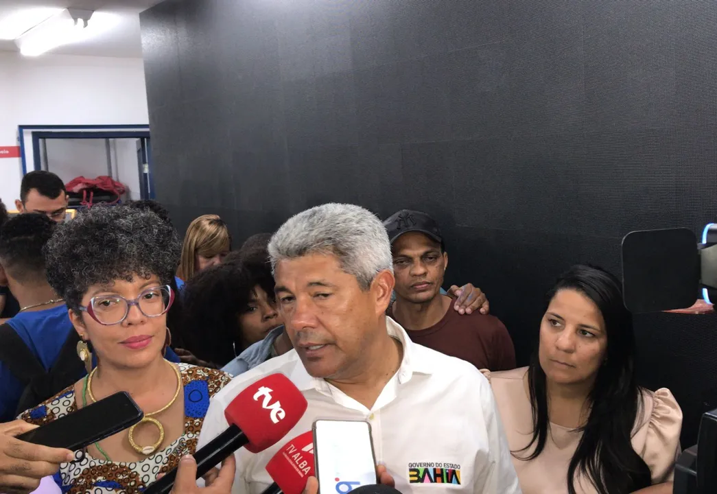 Governador Jerônimo Rodrigues (PT) durante evento no colégio Zumbi dos Palmares