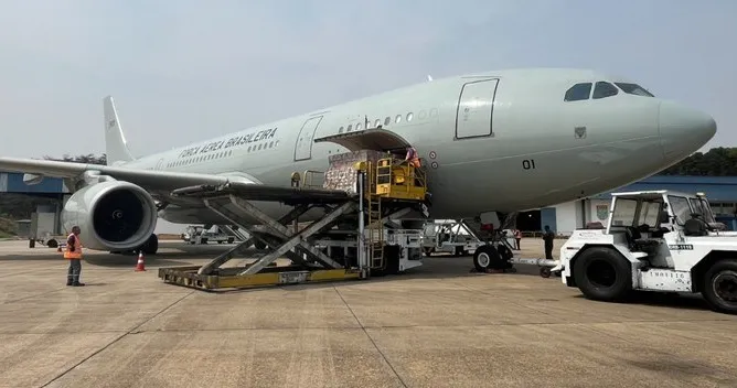 Além dessa carga, a aeronave da FAB transporta 7 toneladas de medicamentos