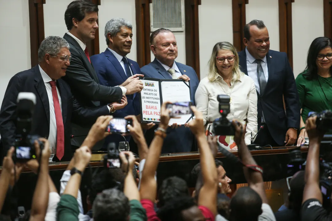 Governador Jerônimo Rodrigues na entrega à Alba do projeto de lei que institui o programa
Bahia pela Paz