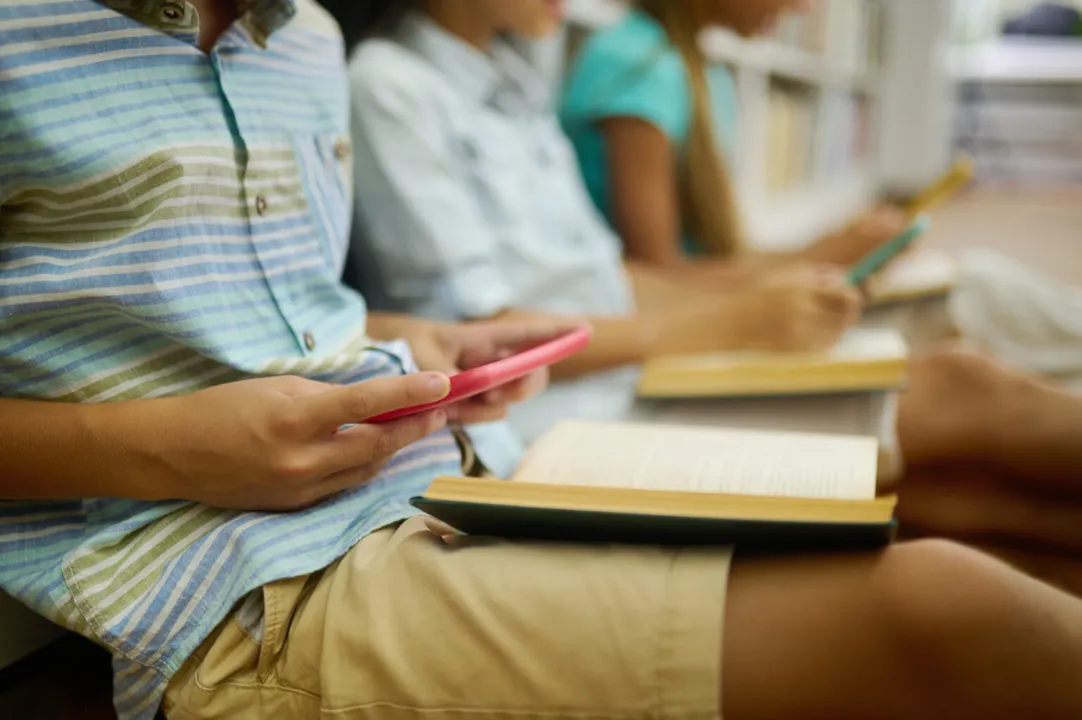 Projeto propõe a proibição do uso de celulares por estudantes dentro das salas de aula