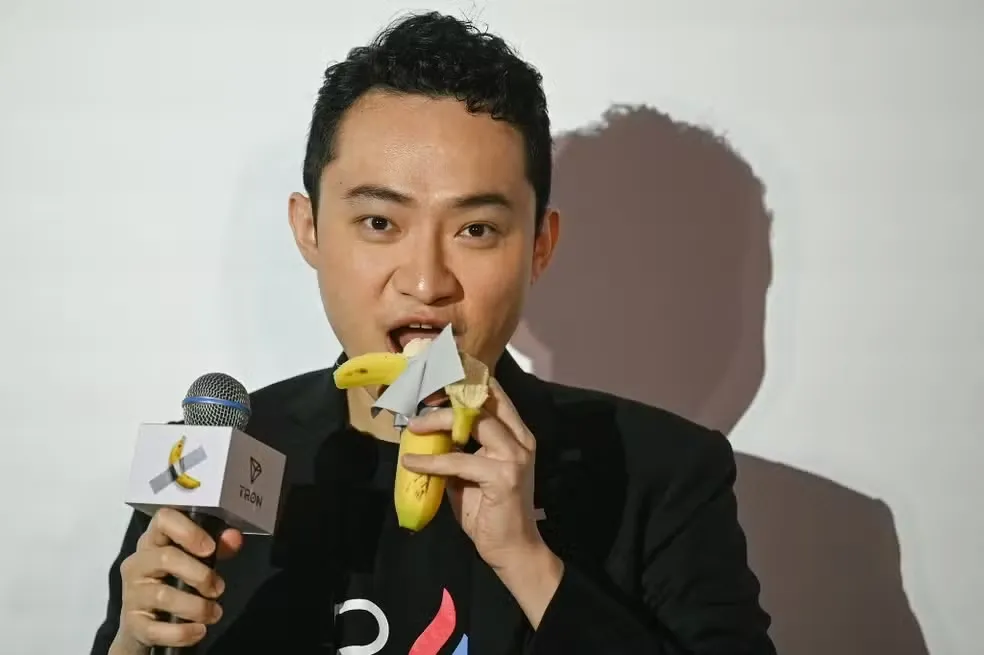 Justin Sun come banana de obra de arte polêmica que ele comprou por US$ 6,2 bilhões