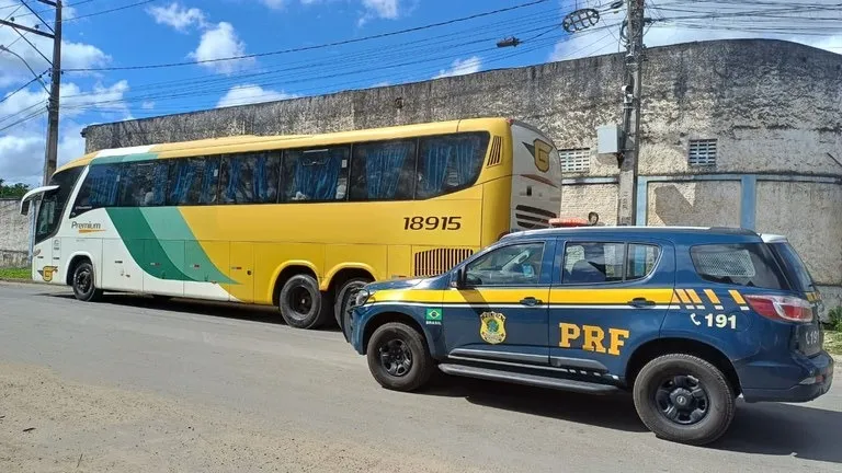 Imagem ilustrativa da imagem Homem é preso por ato obsceno dentro de ônibus de turismo na Bahia