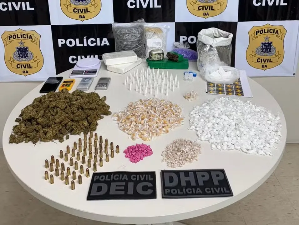 Os policiais encontraram porções de ecstasy, haxixe, cocaína, balanças de precisão e outros