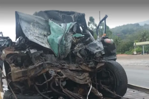 Acidente deixou carro completamente destruído