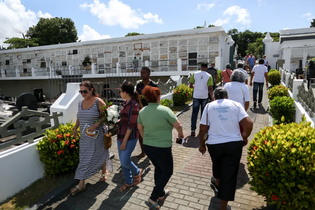 Dia de Finados movimento os cemitérios da Capital Baiana