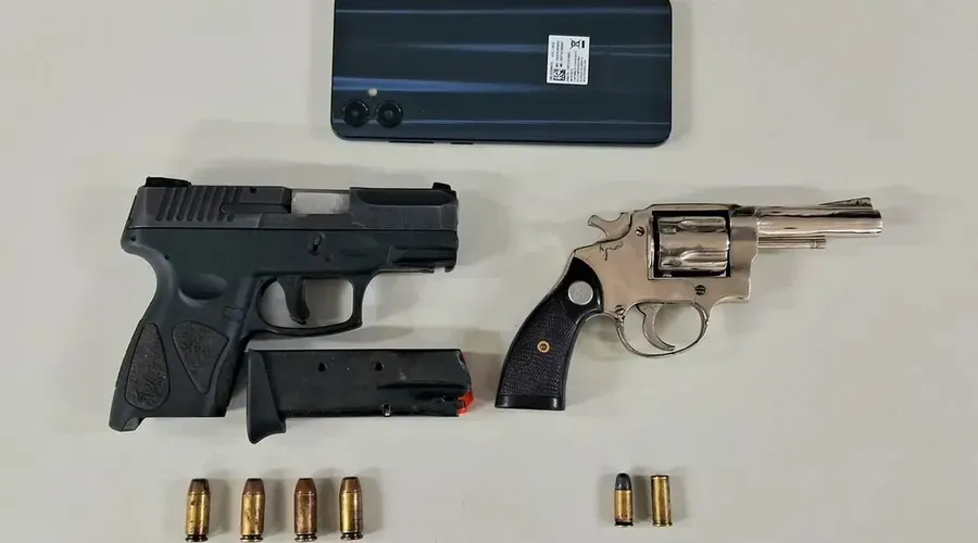 Com os suspeitos, foram apreendidas uma pistola .40, um revólver calibre 32 e munições