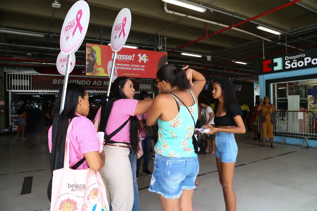 Na Estação da Lapa, as mulheres receberam orientações para a prevenção do câncer de mama e brindes