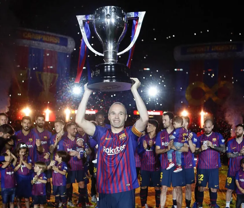 Iniesta comemorando um título com o Barcelona