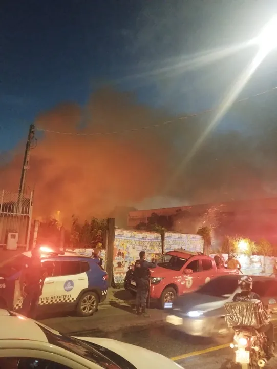 A equipe de guardas municipais que trabalha nas proximidades acionou os bombeiros, que rapidamente atenderam à ocorrência e controlaram as chamas