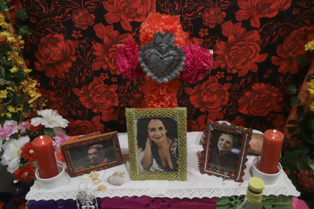 Altar em homenagem à soteropolitana e a outras duas cantoras, a costarriquenha/mexicana Chavela Vargas e a espanhola Maria Dolores Pradera