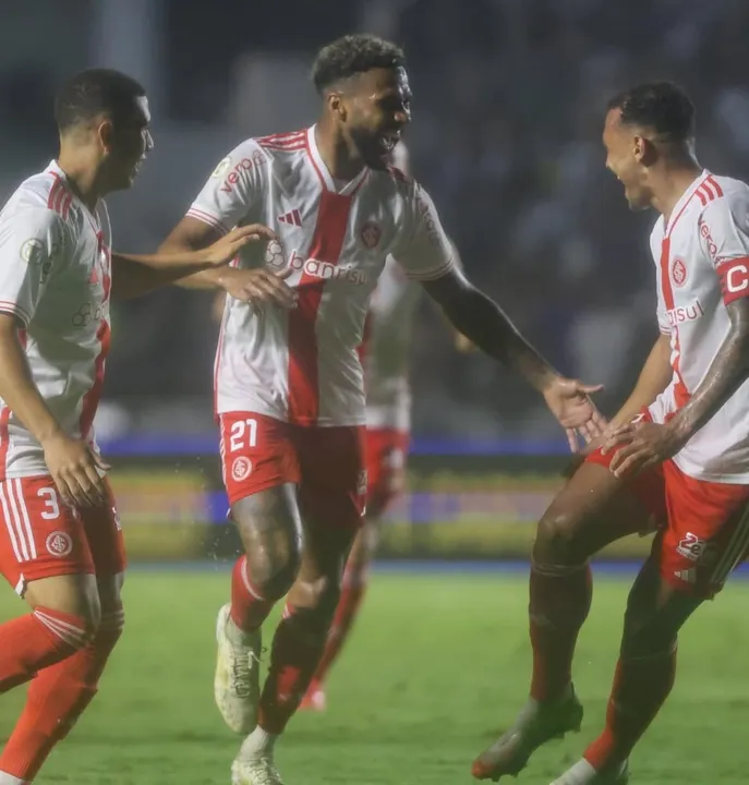 O baiano Wesley (centro) comemorao gol da vitória do Inter diante do Vasco no RJ