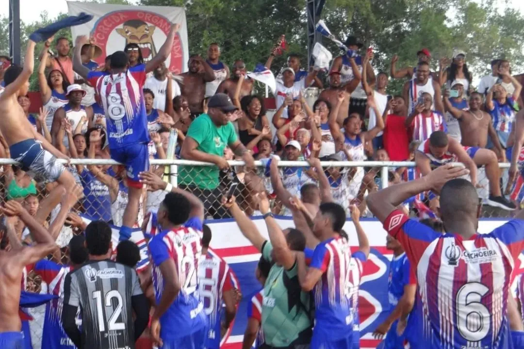 Jogadores da seleção de Cachoeira celebram classificação com a torcida