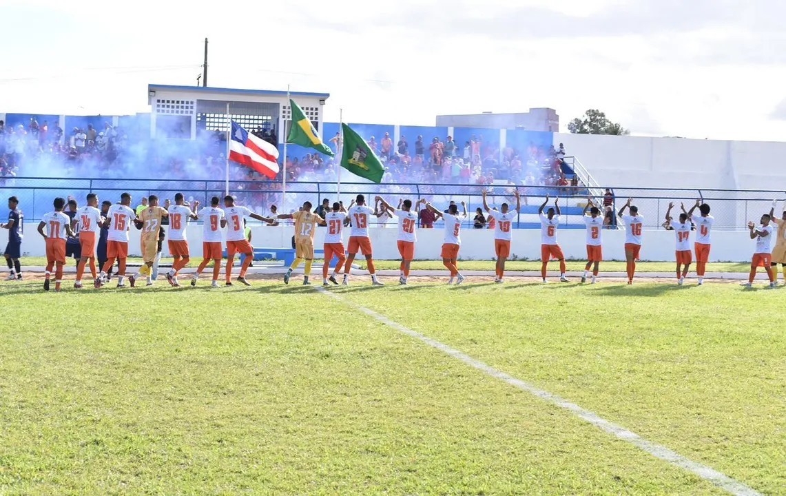 Seleção de Crisópolis comemorando classificação em uma das fases do Intermuncipal