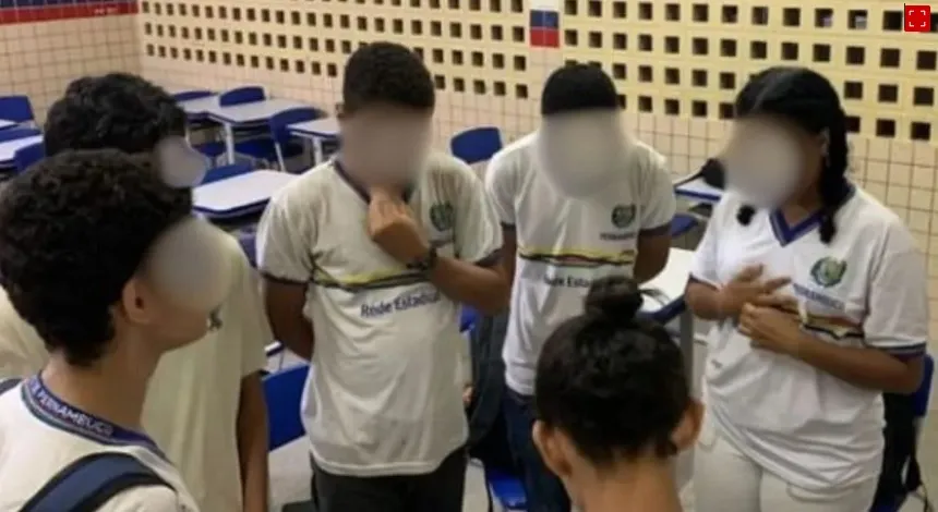 Cultos evangélicos ocorrem dentro das salas de aula