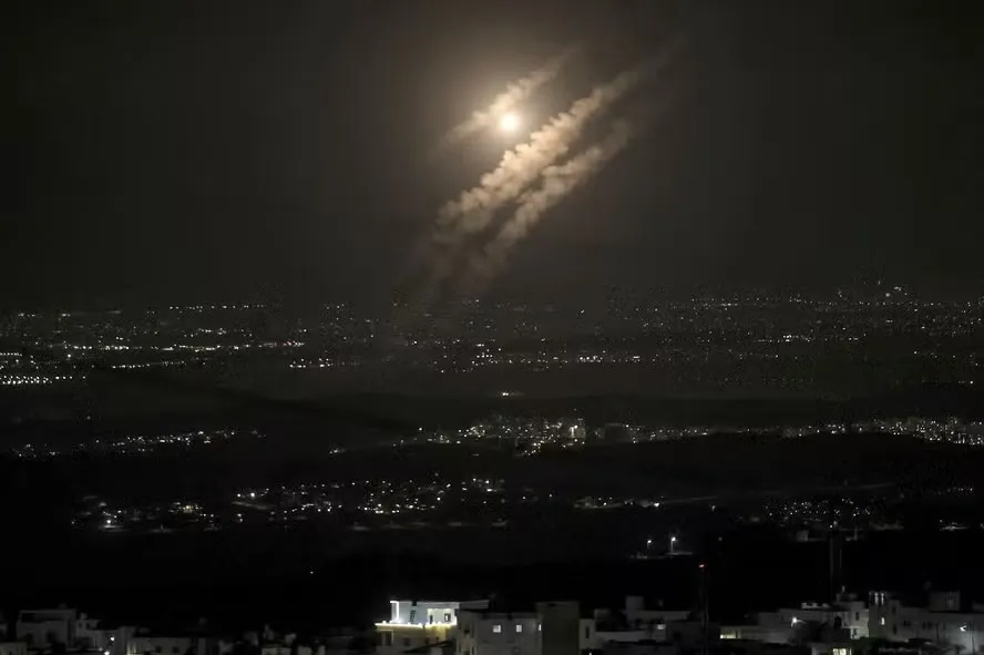 Conflito entre Irã e Israel escalou neste domingo, 15, com o lançamento de novos mísseis iranianos contra território israelense