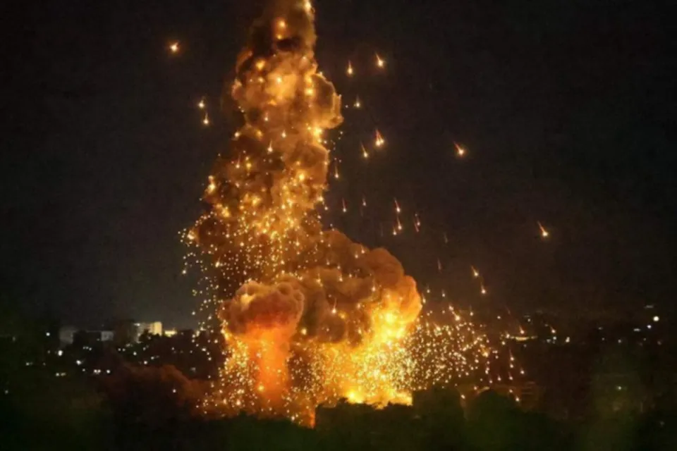 Fumaça sobe de um bairro no subúrbio sul de Beirute atacado por Israel