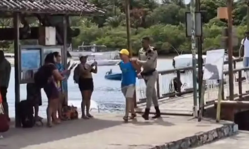 Momento em que o turista é detido pela PM