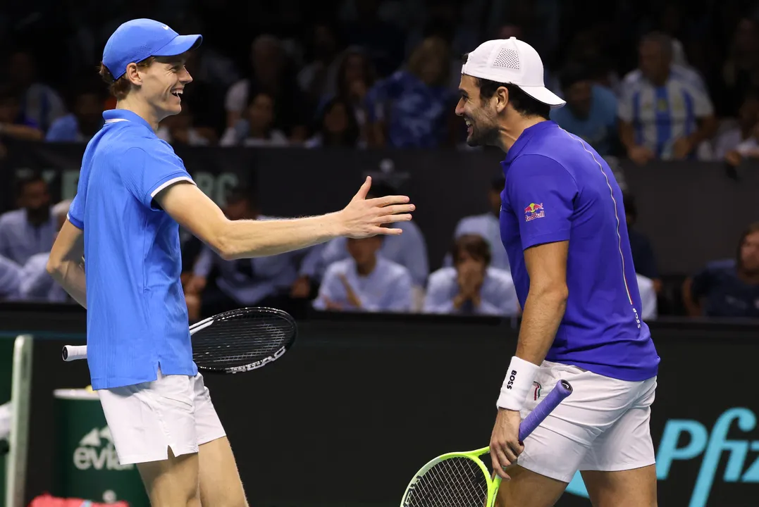 Matteo Berrettini e Jannik Sinner comemoram a classificação da Itália na Copa Davis