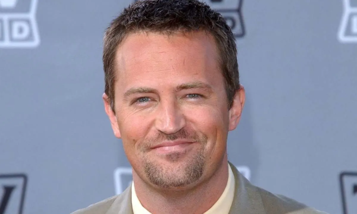 Matthew Perry foi encontrado morto em uma banheira de hidromassagem, aos 54 anos