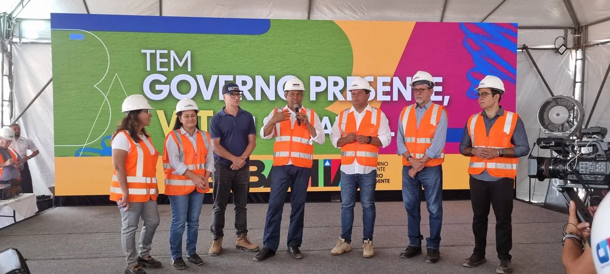 Jerônimo Rodrigues (do meio) em evento de visita às obras do Veículo Leve de Transporte