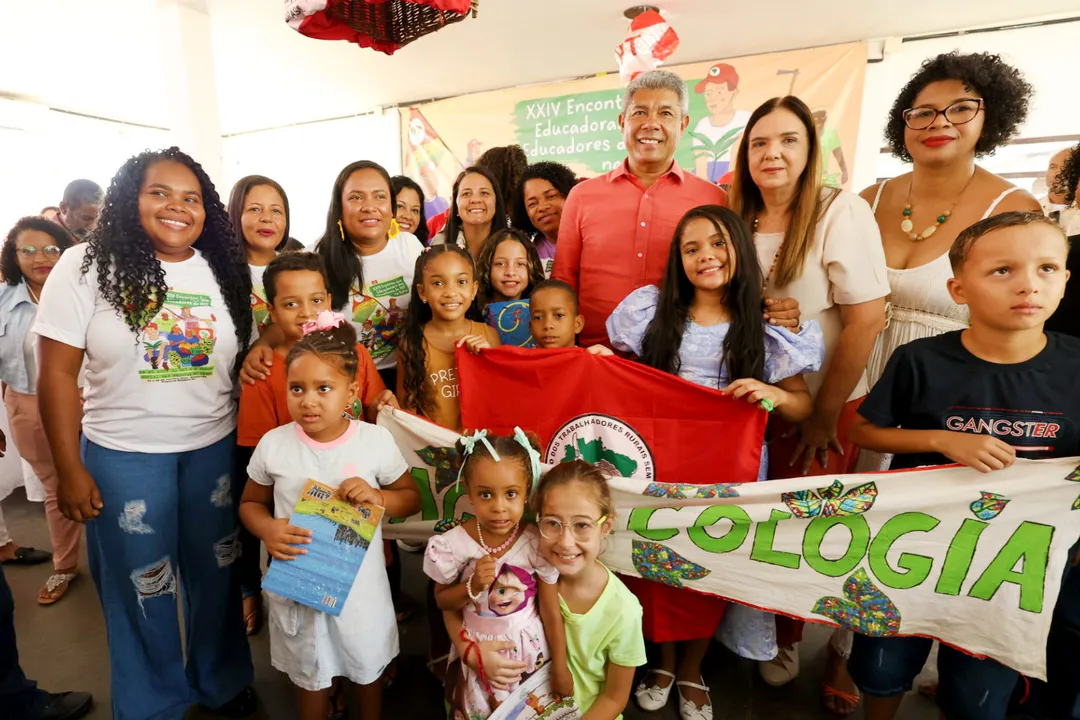 Governador esteve acompanhado da esposa, Tatiana Velloso, em encontro do MST