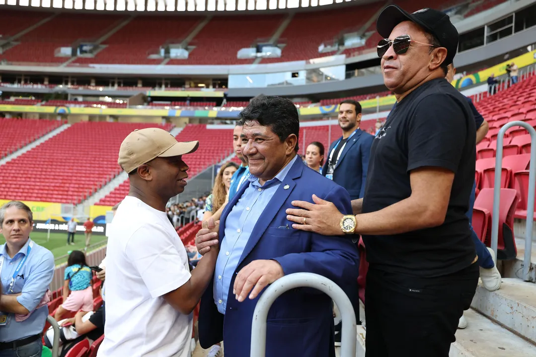 Os baianos Edílson e Júnior assistem treino da Seleção ao lado do presidente da CBF Ednaldo Rodrigues