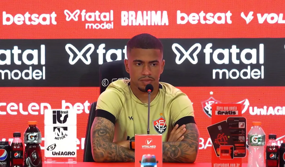 Lucas Esteves durante coletiva