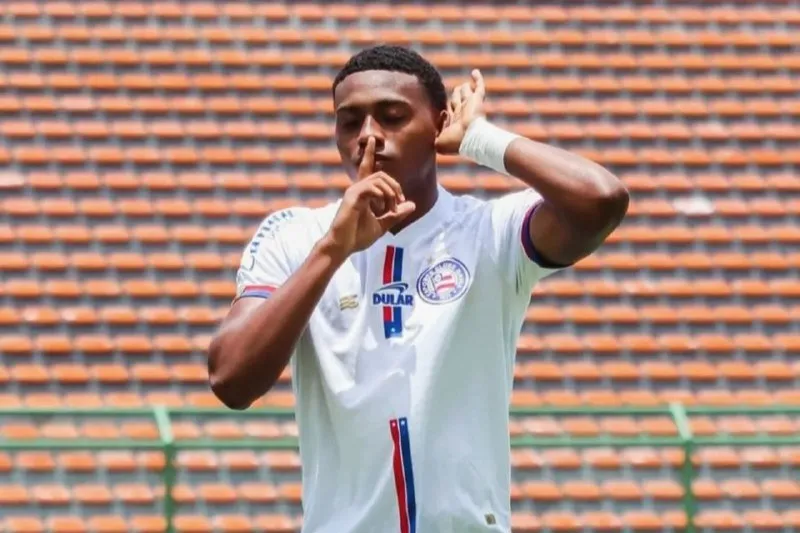 Ryan comemora gol com camisa do Bahia