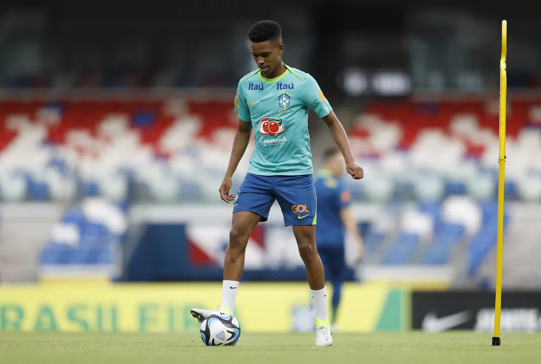 Estevão durante treino com a Seleção