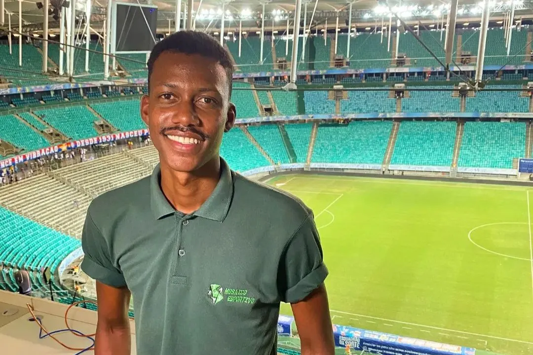 Ed Santiago durante transmissão na Arena Fonte Nova