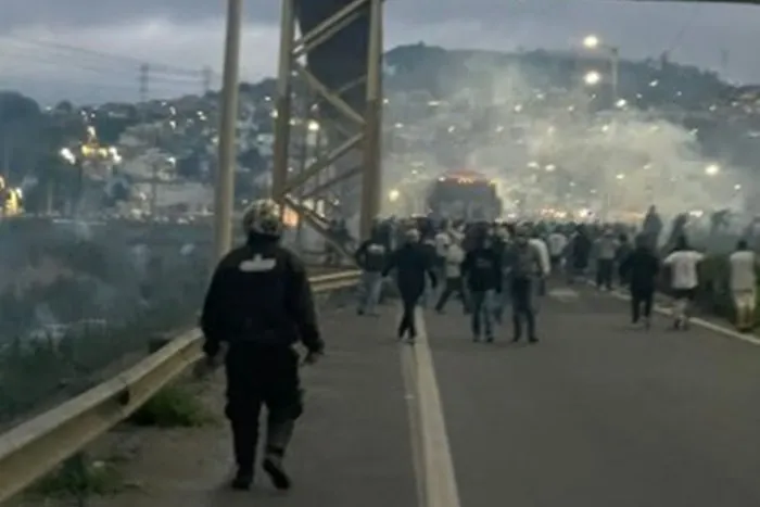 Armados com barras de ferro, rojões e miguelitos [objetos pontiagudos para furar pneus], os torcedores palmeirenses pararam dois ônibus que transportavam torcedores do Cruzeiro