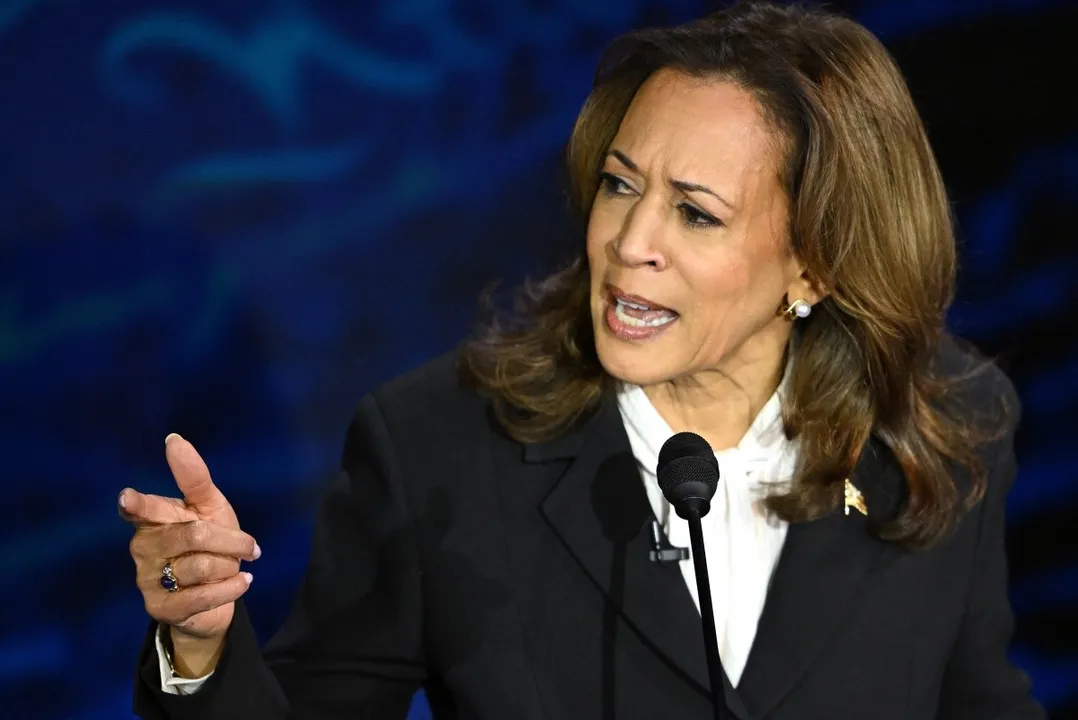 Vice-presidente dos EUA e candidata presidencial democrata, Kamala Harris, fala durante um debate presidencial com o ex-presidente dos EUA e candidato presidencial republicano Donald Trump no National Constitution Center na Filadélfia