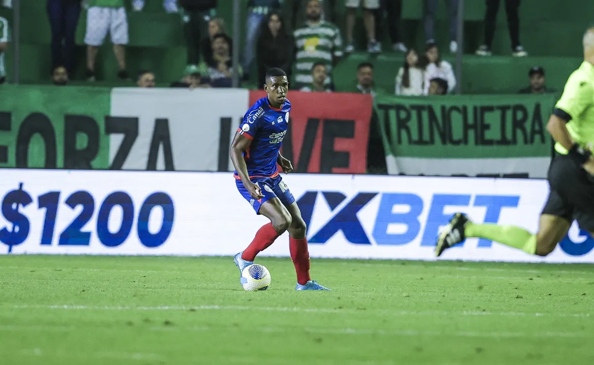 Kanu em campo no duelo contra o Juventude