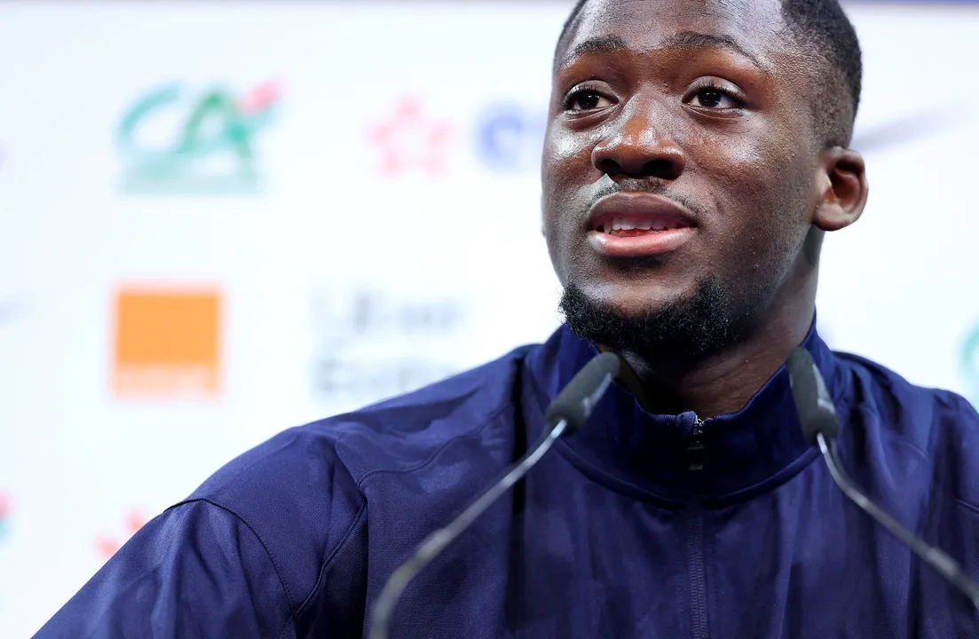 Zagueiro francês Ibrahima Konate durante coletiva