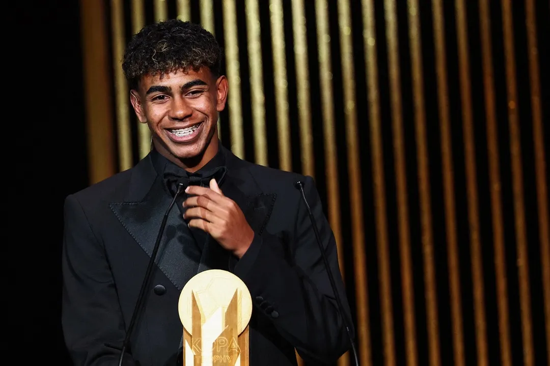 O espanhol Lamine Yamal celebra a conquista do troféu Kopa na cerimônia da Bola de Ouro