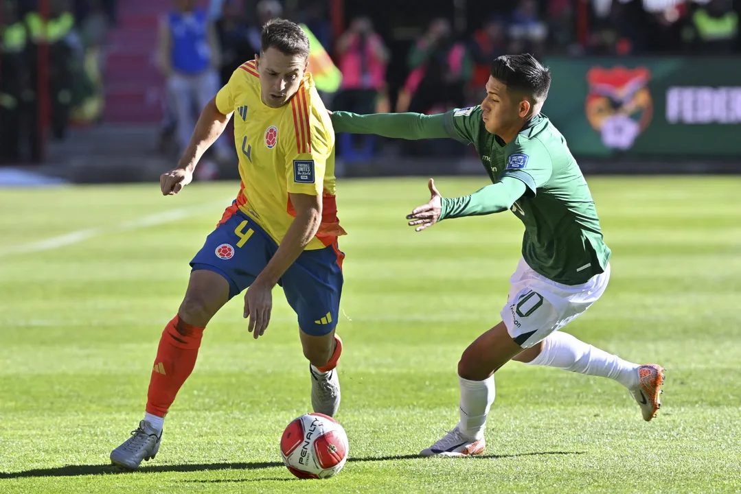 Colombia's defender Santiago Arias (L) and Bolivia's forward Ramiro Vaca fight for the ball during the 2026 FIFA World Cup South American qualifiers football match between Bolivia and Colombia, at the Municipal stadium in El Alto, Bolivia on October 10, 2024. (Photo by AIZAR RALDES / AFP)