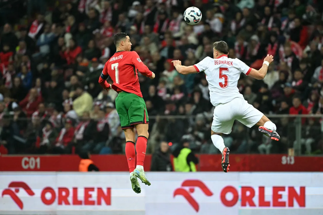 Cristiano Ronaldo disputa bola aérea com Jan Bednarek