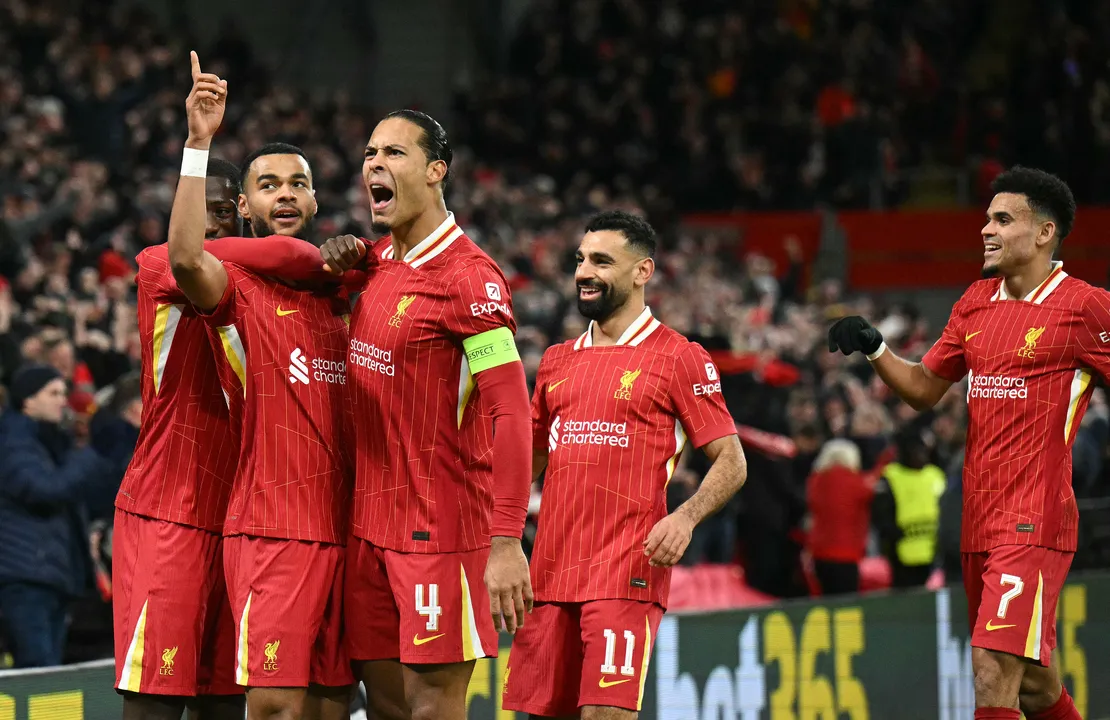 Jogadores do Liverpool comemorando gol