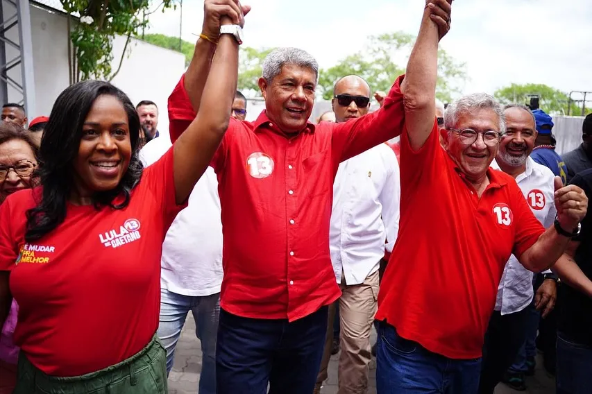 Caetano (à direita) junto com governador Jerõnimo Rodrigues e Pastora Déa (PSB), sua vice