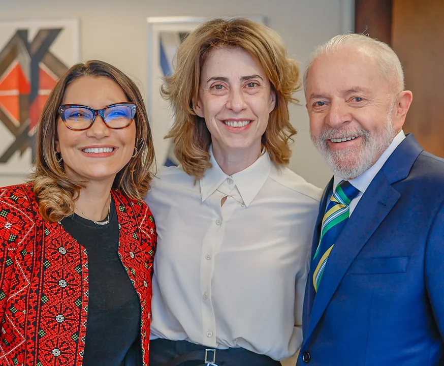 Janja (à esquerda), Fernanda Torres (no meio) e Lula (à direita)