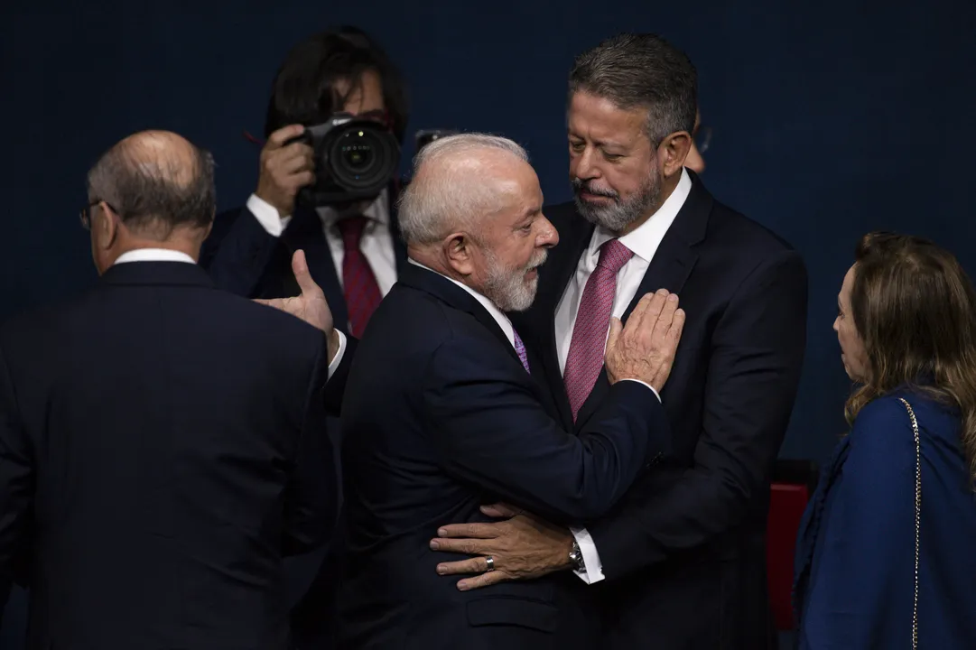 O presidente Luiz Inácio Lula da Silva e o presidente da Câmara dos Deputados, Arthur Lira, durante cerimônia de posse d novo procurador-geral da República, Paulo Gonet, na sede da Procuradoria (PGR), em Brasília.