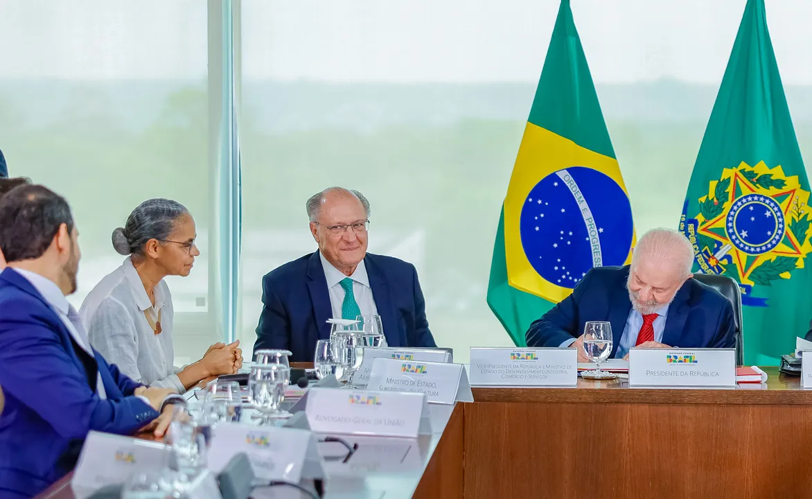 Presidente da República, Luiz Inácio Lula da Silva, durante reunião com o Ministro da Justiça e Segurança Pública, Ricardo Lewandowski, e Ministra do Meio Ambiente e Mudança do Clima, Marina Silva, para envio do Projeto de Lei que aumenta as sanções penais para crimes ambientais, no Palácio do Planalto.