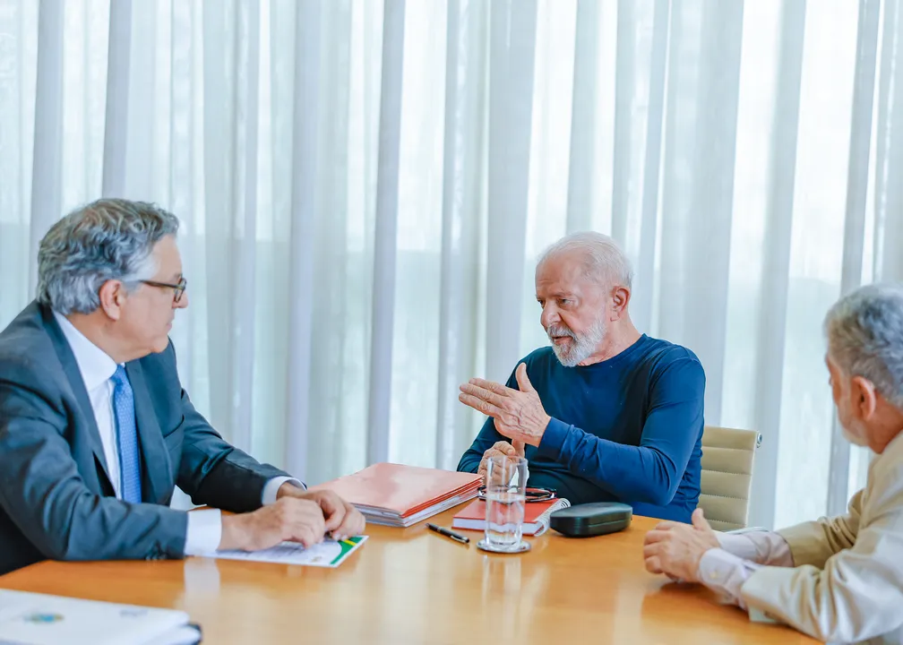 Presidente da República, Luiz Inácio Lula da Silva, durante reunião com o Assessor-Chefe da Assessoria Especial do Presidente da República, Celso Amorim e o Ministro-chefe da Secretaria de Relações Institucionais, Alexandre Padilha, no Palácio da Alvorada. Brasília