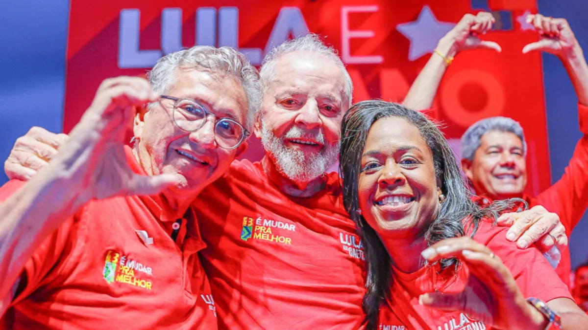 Luiz Caetano e Lula juntos durante comício em Camaçari