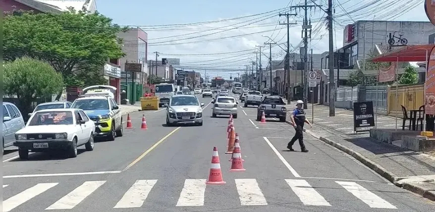 Imagem ilustrativa da imagem Mãe se joga na frente de carro para salvar criança de atropelamento