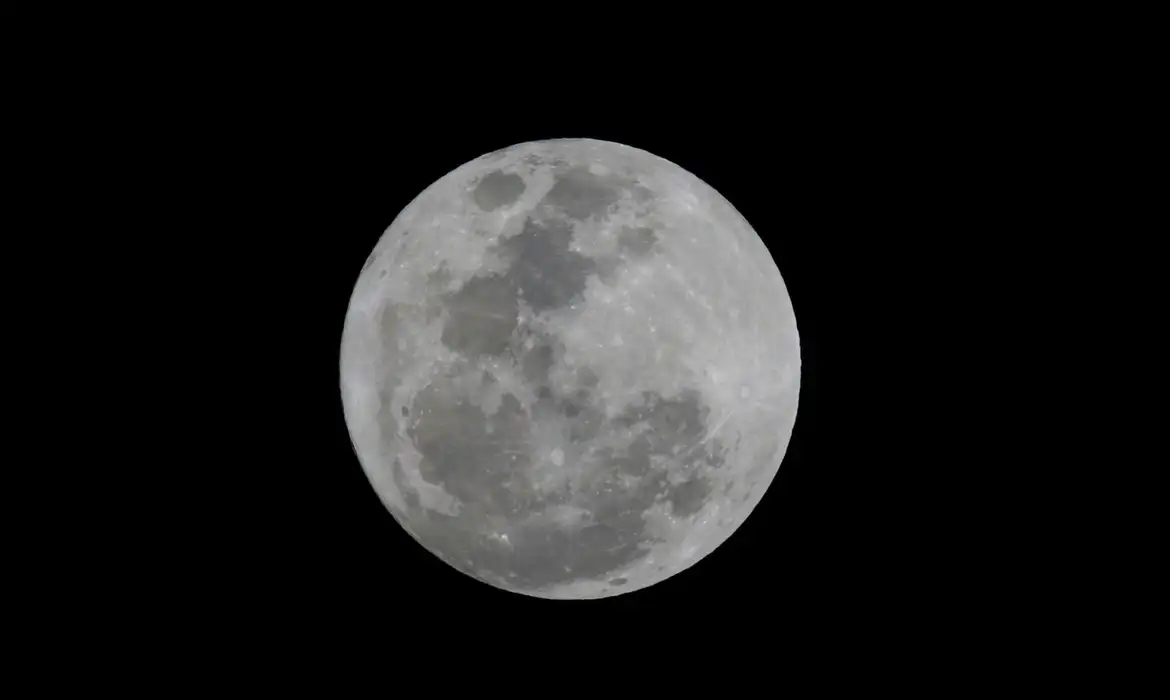 A Lua Cheia acontece quando o Sol e a Lua estão alinhados