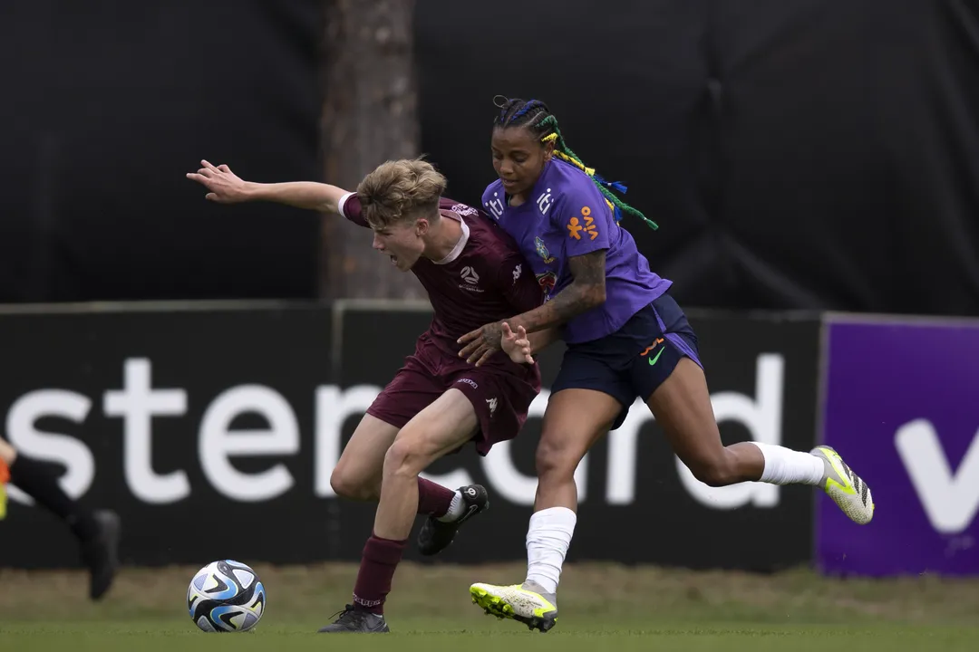Geyse em treino da seleção brasileira feminina