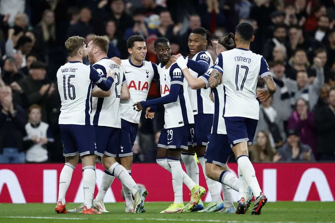 Elenco do Tottenham celebra vitória diante do Manchester City na Copa da Liga Inglesa