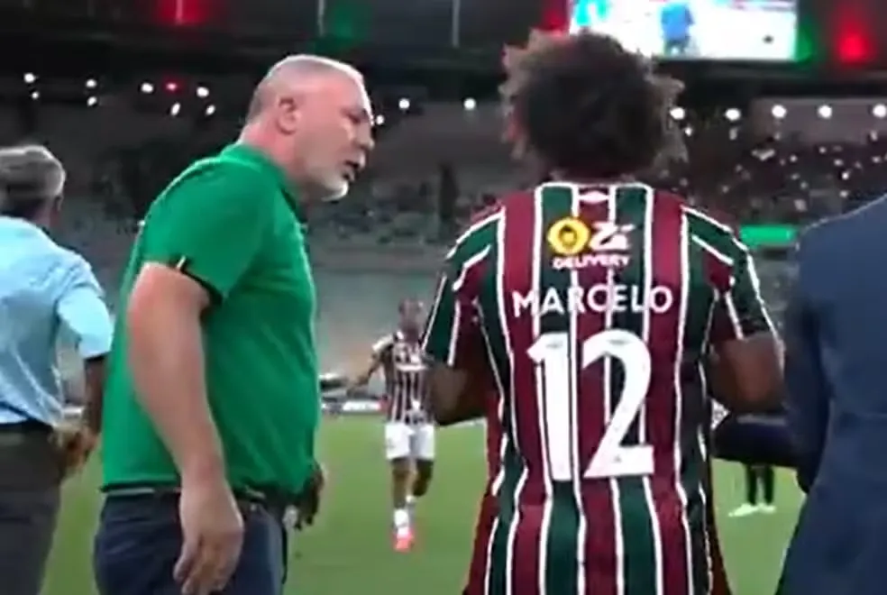 Mano discute com lateral na beira do campo durante partida contra o Grêmio